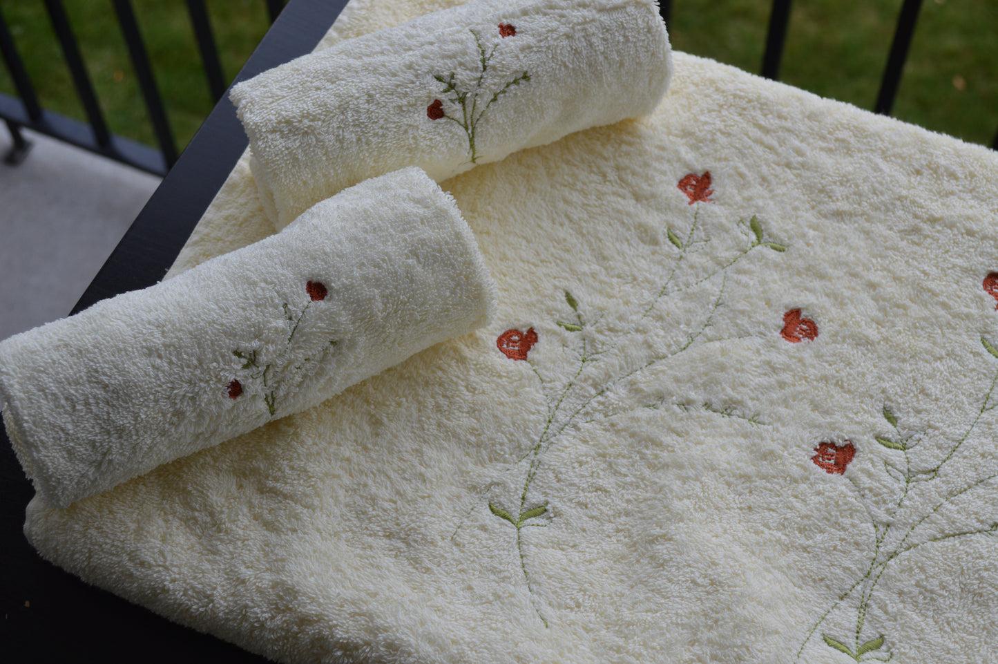 ASHRAK - Embroidered Floral Cotton Towel set – Ivory & Red