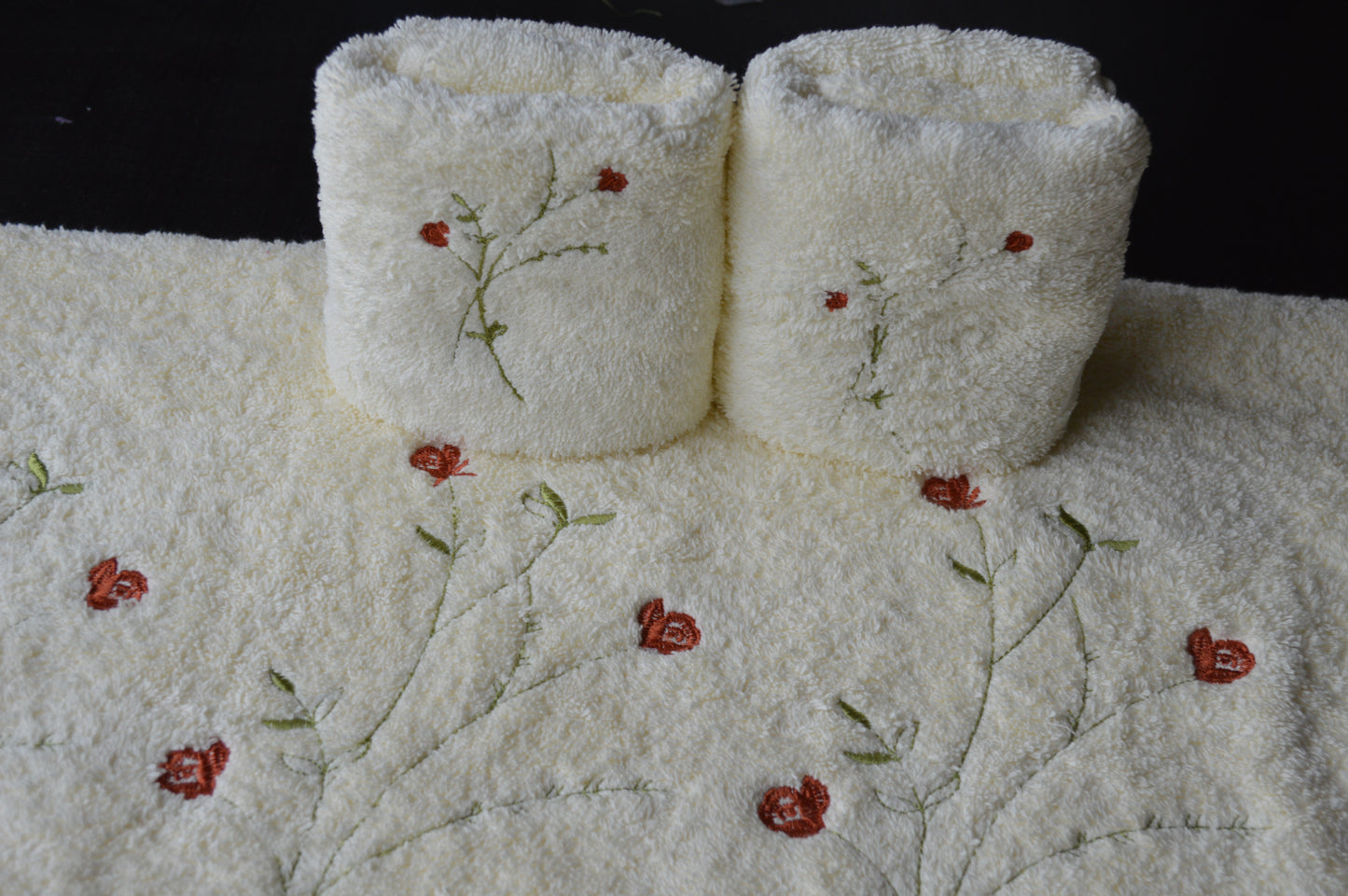 ASHRAK - Embroidered Floral Cotton Towel set – Ivory & Red